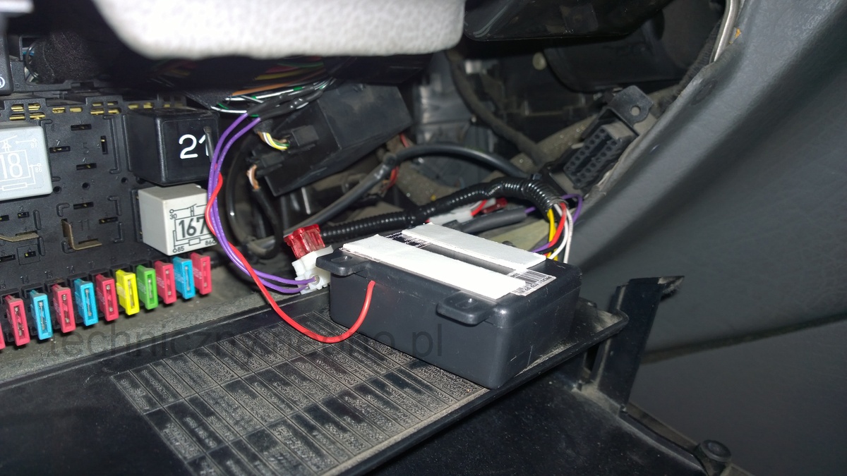 Montaż radiowego sterownika centralnego zamka VW Golf / Polo
